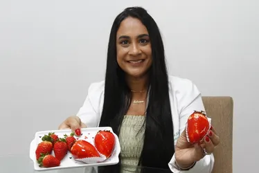 Imagem ilustrativa da imagem Morango do amor: dentistas e nutricionistas avaliam doce que viralizou