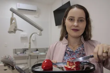 Imagem ilustrativa da imagem Morango do amor: dentistas e nutricionistas avaliam doce que viralizou