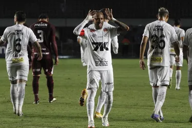 Imagem ilustrativa da imagem Gol, assistência e belo chapéu: Neymar dá show em Cariacica
