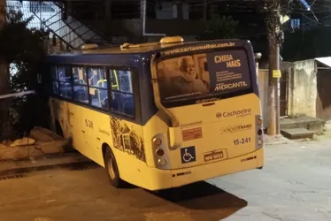 Imagem ilustrativa da imagem Ônibus atinge casa após motorista perder o controle no Sul do ES