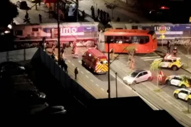 Imagem ilustrativa da imagem Ônibus biarticulado parte ao meio após colidir com trem e deixa feridos em Curitiba