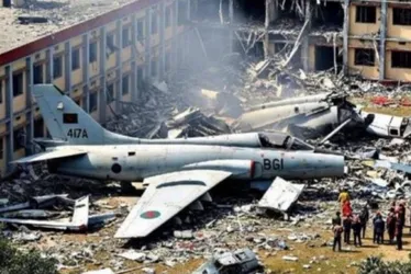 Imagem ilustrativa da imagem Queda de avião da Força Aérea em escola mata ao menos 20 em Bangladesh