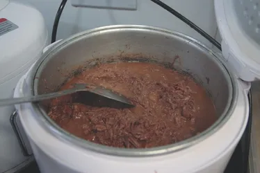 Imagem ilustrativa da imagem Receita de boteco: aprenda a fazer um filé de costela com queijo e creme de aipim