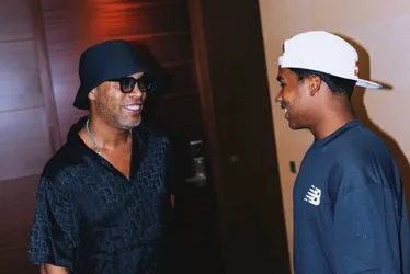 Imagem ilustrativa da imagem Ronaldinho Gaúcho ‘aparece’ em lua de mel de Endrick no Japão; assista ao encontro