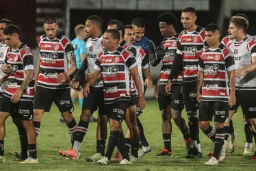 Imagem ilustrativa da imagem Santa Cruz arranca empate aos 50 do segundo tempo e torcida grita por SAF no Arruda