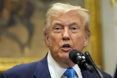 Imagem ilustrativa da imagem Tarifaço: Trump considera Brasil ameaça "incomum e extraordinária" aos EUA