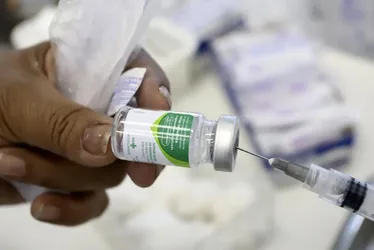 Imagem ilustrativa da imagem Vacinas contra gripe e Covid-19 disponíveis no SUS reduzem risco de infarto e AVC
