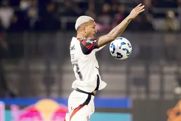 Imagem ilustrativa da imagem Wesley salva em tom de adeus, Flamengo bate Bragantino e cola no Cruzeiro
