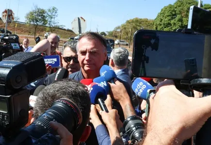 
          Imagem ilustrativa da imagem Agentes da PF usaram câmeras corporais para filmar buscas na casa de Bolsonaro
          