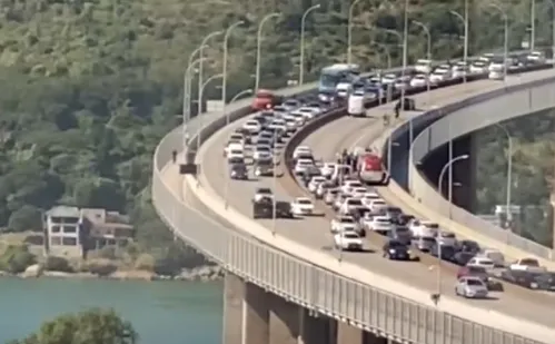
          Imagem ilustrativa da imagem Acidente entre carro e moto na terceira ponte complica trânsito na Grande Vitória
          