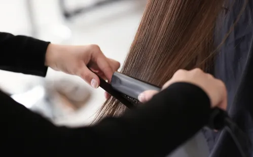 
          Imagem ilustrativa da imagem Alerta para os salões: Anvisa aponta riscos a produtos alisantes
          