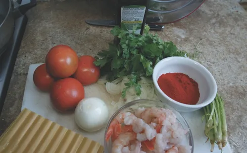 
          Imagem ilustrativa da imagem Aprenda a fazer uma Lasanha de Camarão que não precisa ir ao forno
          