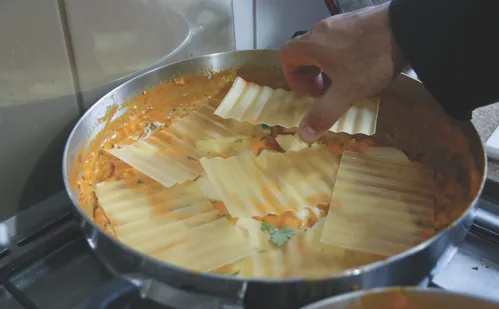 
          Imagem ilustrativa da imagem Aprenda a fazer uma Lasanha de Camarão que não precisa ir ao forno
          