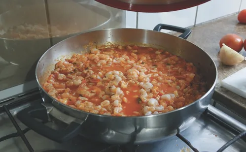 
          Imagem ilustrativa da imagem Aprenda a fazer uma Lasanha de Camarão que não precisa ir ao forno
          