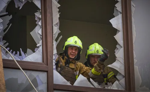 
          Imagem ilustrativa da imagem Ataque atinge metrô lotado em Kiev, e Moscou vive caos aéreo
          