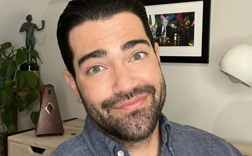 
          Imagem ilustrativa da imagem Ator diz que perdeu papel em série por ser bonito demais
          