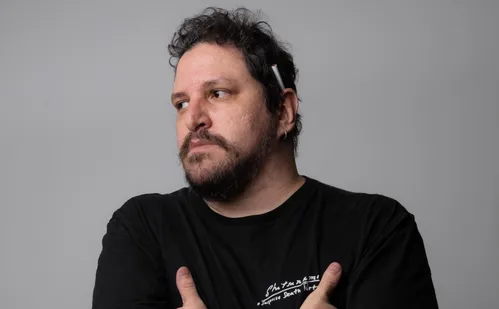 
          Imagem ilustrativa da imagem Bernardo John em uma levada dançante e otimista
          