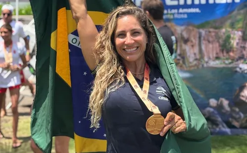 
          Imagem ilustrativa da imagem Brasil brilha no bodyboarding e fica em 4º no Pan de Surfe
          