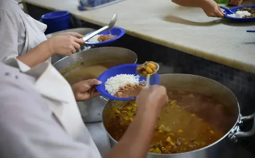 
          Imagem ilustrativa da imagem Brasil sai do Mapa da Fome após queda na população em risco de subnutrição
          