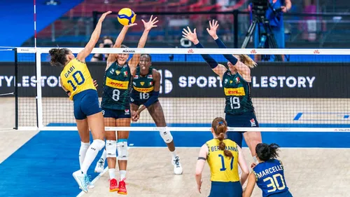 
          Imagem ilustrativa da imagem Brasil sai na frente, mas leva virada da Itália na final feminina de vôlei
          