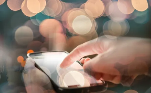 
          Imagem ilustrativa da imagem Brasil tem 2,1 milhões de golpes mesmo com queda de roubos de celulares
          