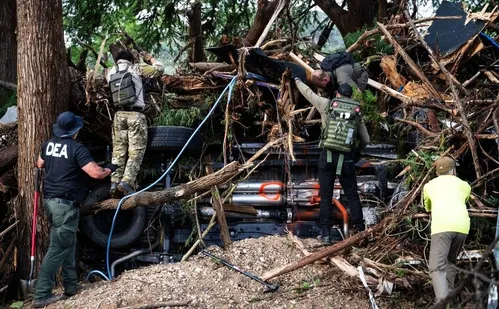 
          Imagem ilustrativa da imagem Casa Branca nega culpa em enchente com 103 mortos: 'um ato de Deus'
          