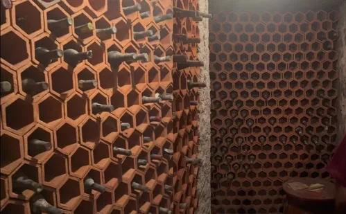 
          Imagem ilustrativa da imagem Casal compra casa em SP e acha adega secreta cheia de vinhos antigos
          