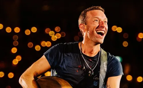 
          Imagem ilustrativa da imagem Chris Martin faz alerta sobre câmera do beijo após flagra de traição viralizar
          