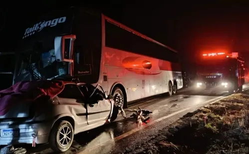 
          Imagem ilustrativa da imagem Cinco morrem em acidente entre carro e ônibus de romeiros em Minas Gerais
          