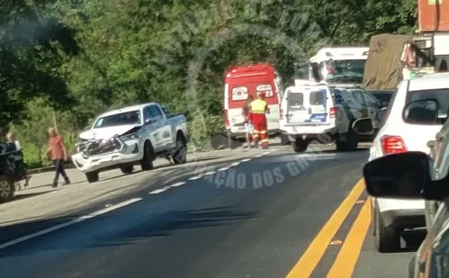 
          Imagem ilustrativa da imagem Acidente deixa vítima presa às ferragens e interdita BR-101 em Fundão
          