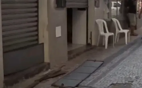 
          Imagem ilustrativa da imagem Comerciante se desespera ao ver que bar foi invadido no Centro de Vitória
          