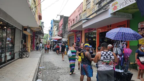 
          Imagem ilustrativa da imagem Comércio abre facultativo e shoppings funcionarão com horário especial nesta quarta
          