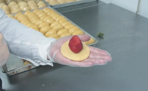 
          Imagem ilustrativa da imagem Corrida pelo morango do amor, doce que viralizou na internet
          