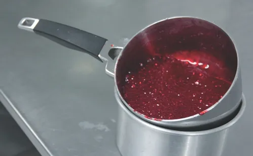 
          Imagem ilustrativa da imagem Corrida pelo morango do amor, doce que viralizou na internet
          