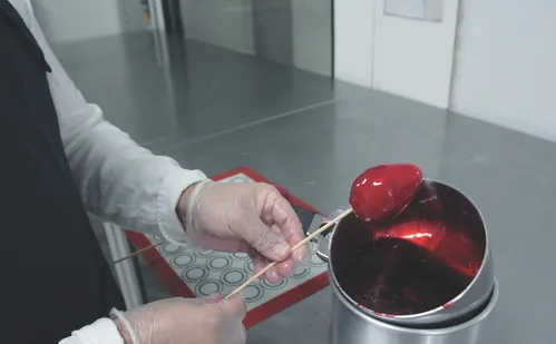 
          Imagem ilustrativa da imagem Corrida pelo morango do amor, doce que viralizou na internet
          