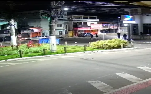 
          Imagem ilustrativa da imagem Criminosos usam carro para invadir e roubar loja de eletrônicos na Serra
          