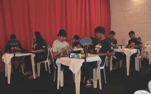 
          Imagem ilustrativa da imagem Cubo mágico desperta paixão pela matemática
          