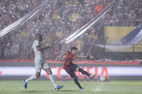 
          Imagem ilustrativa da imagem Debaixo de chuva, Sport perde nos pênaltis para o Ceará e dá adeus ao Nordestão
          