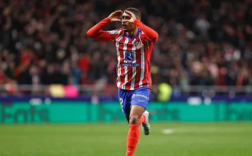 
          Imagem ilustrativa da imagem Discreto no sub-20, Samuel Lino volta ao Flamengo como reforço mais caro
          