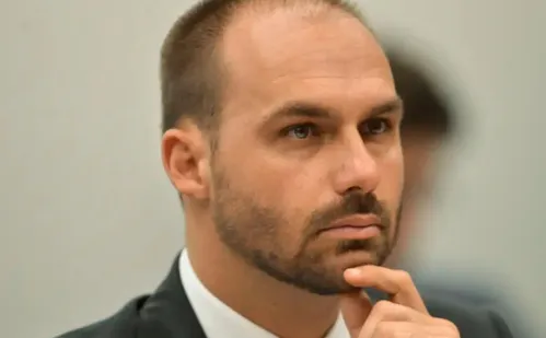 
          Imagem ilustrativa da imagem Eduardo agradece a Trump por sanção a Moraes e volta a defender anistia
          