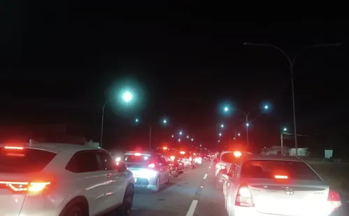 
          Imagem ilustrativa da imagem Engarrafamento congestiona Rodovia do Sol e motoristas reclamam
          