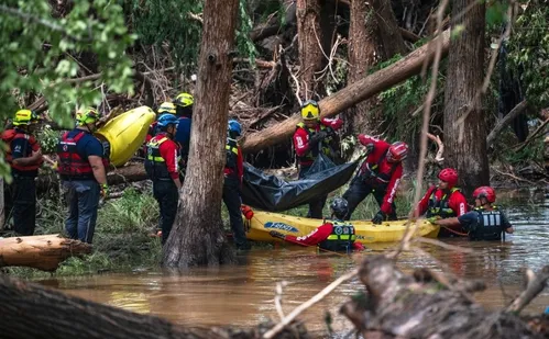 
          Imagem ilustrativa da imagem 'Eu te amo', escrevem filhas aos pais antes de serem engolidas por enchente nos EUA
          