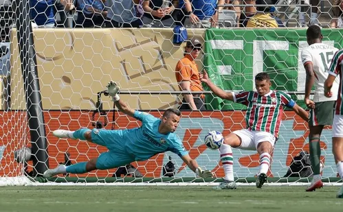 
          Imagem ilustrativa da imagem Fábio reconhece superioridade do Chelsea, mas exalta Fluminense
          