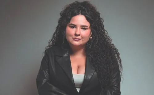 
          Imagem ilustrativa da imagem "Fazia coisas perigosas para mudar minha aparência", diz atriz Castorine
          