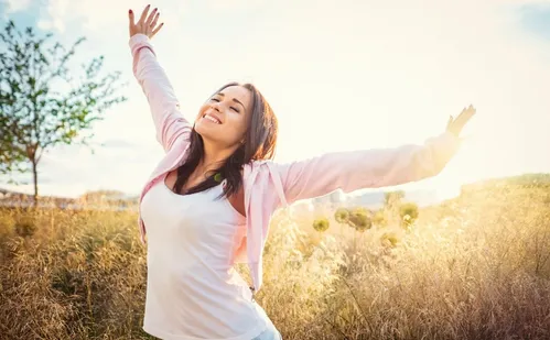 
          Imagem ilustrativa da imagem Felicidade pode ser conquistada: veja conselhos de especialistas para ser feliz
          