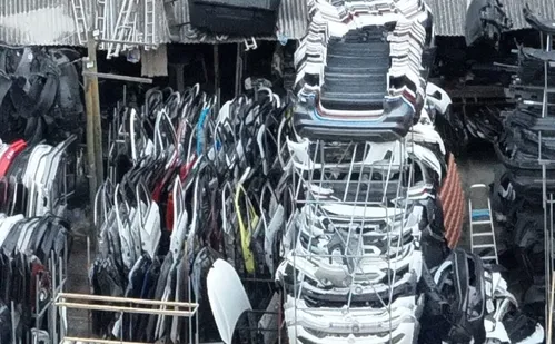 
          Imagem ilustrativa da imagem Ferro-velho com peças de carros roubados é fechado em Vila Velha e dono é preso
          