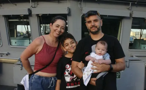 
          Imagem ilustrativa da imagem Fila e encanto em visita a navio no último dia de férias
          