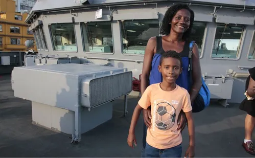 
          Imagem ilustrativa da imagem Fila e encanto em visita a navio no último dia de férias
          