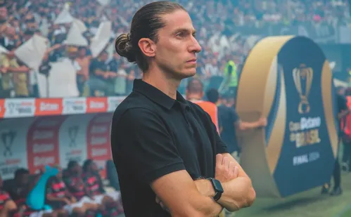 
          Imagem ilustrativa da imagem Flamengo vê mais um titular perto de adeus e Filipe Luís admite pressa por reforços
          