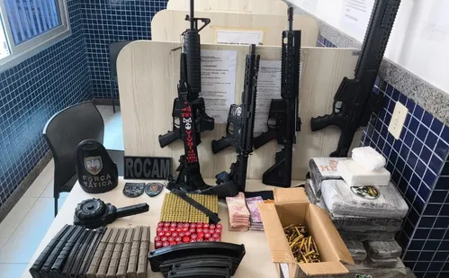 
          Imagem ilustrativa da imagem Fuzis e drogas são apreendidos após perseguição em Vila Velha
          